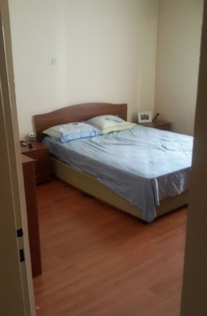 Cure my boredom and stay for free! Only interesting people!