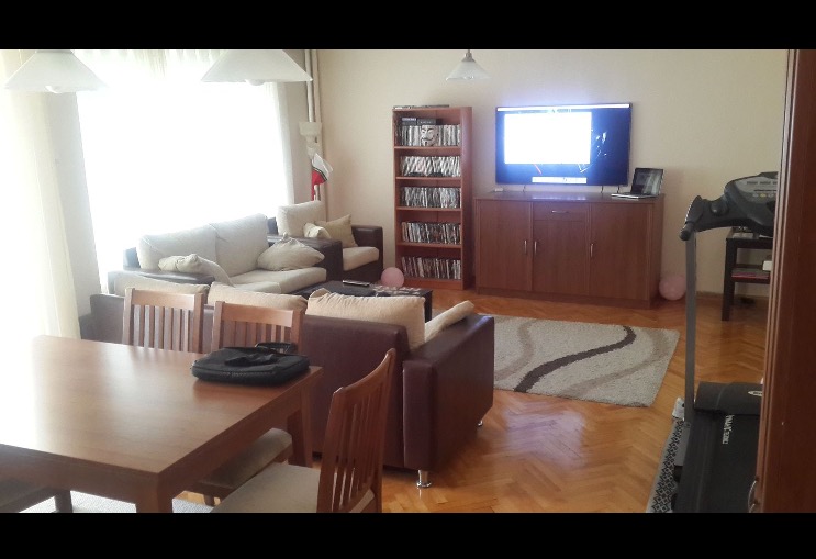 Cure my boredom and stay for free! Only interesting people!