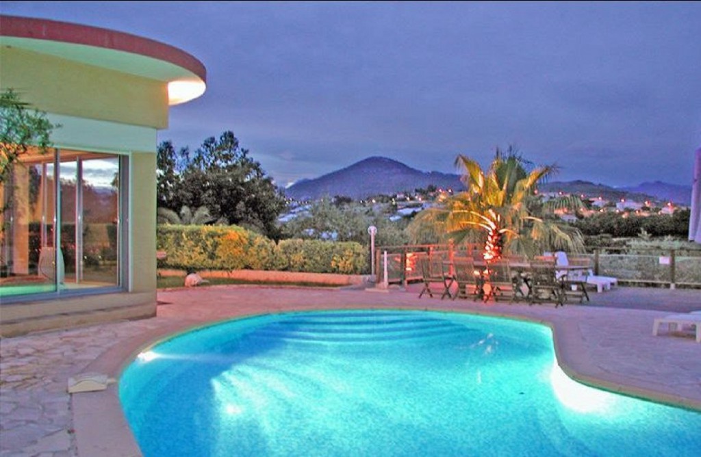 Luxurious Villa CLEMENT