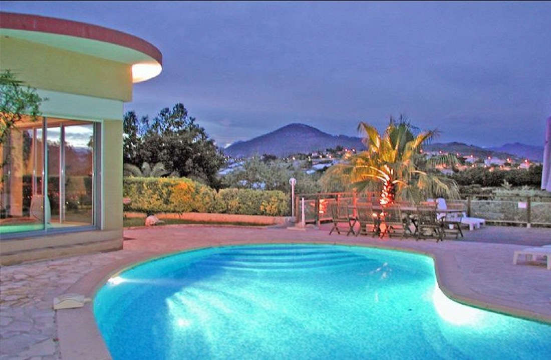 Luxurious Villa CLEMENT